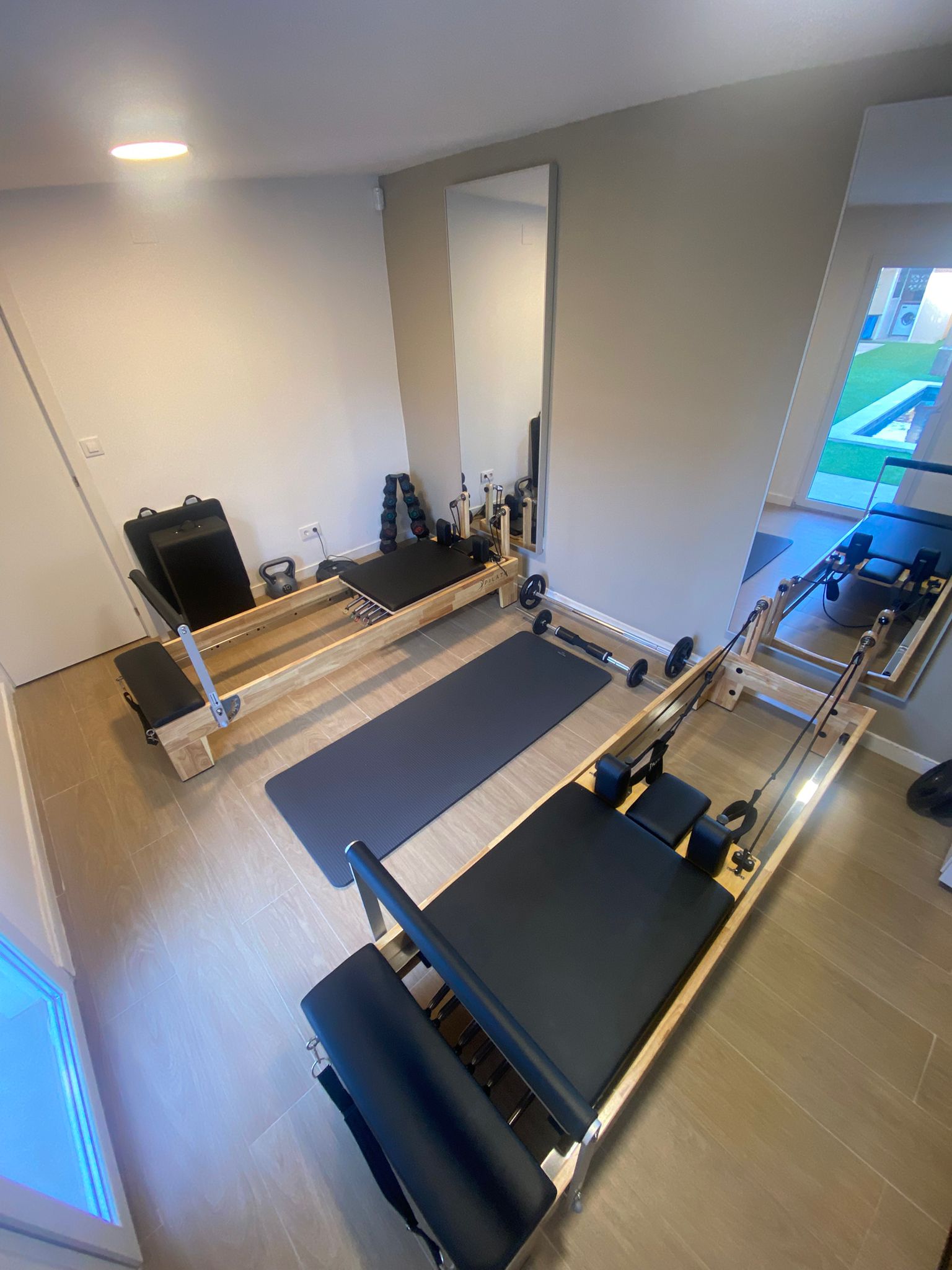 Reformers de madera natural — Ivana Square