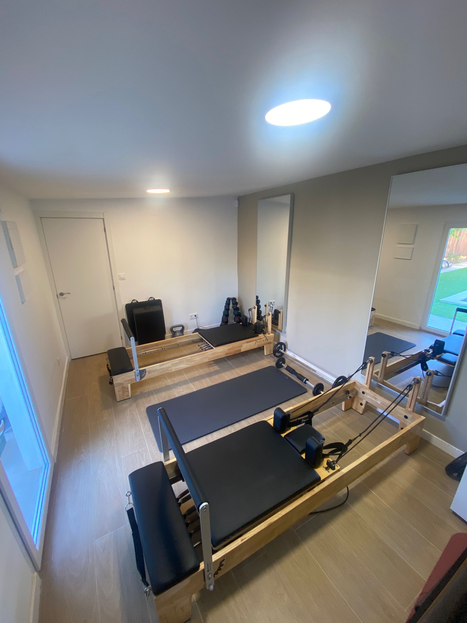 Vista del estudio con máquinas Pilates